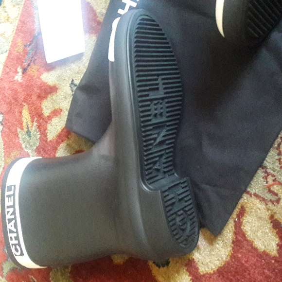 Chanel - Picture 2 of 7